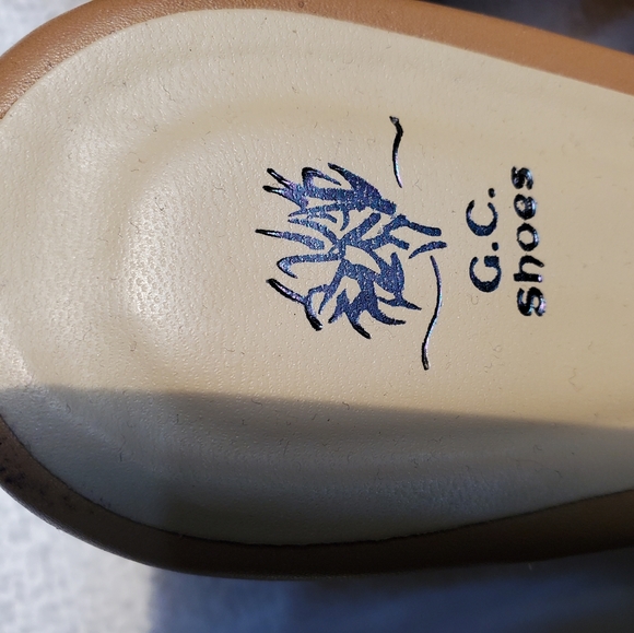 G.C. tan sandals - Picture 7 of 8